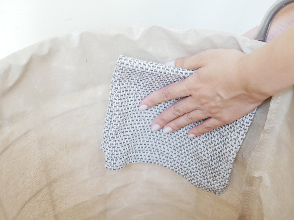 BRIDブランドのランドリーストレージ ラウンド33L。スチール製の丸型収納ボックスにポリエステル製の布袋がセットされ、キャスター付きで移動が簡単です。