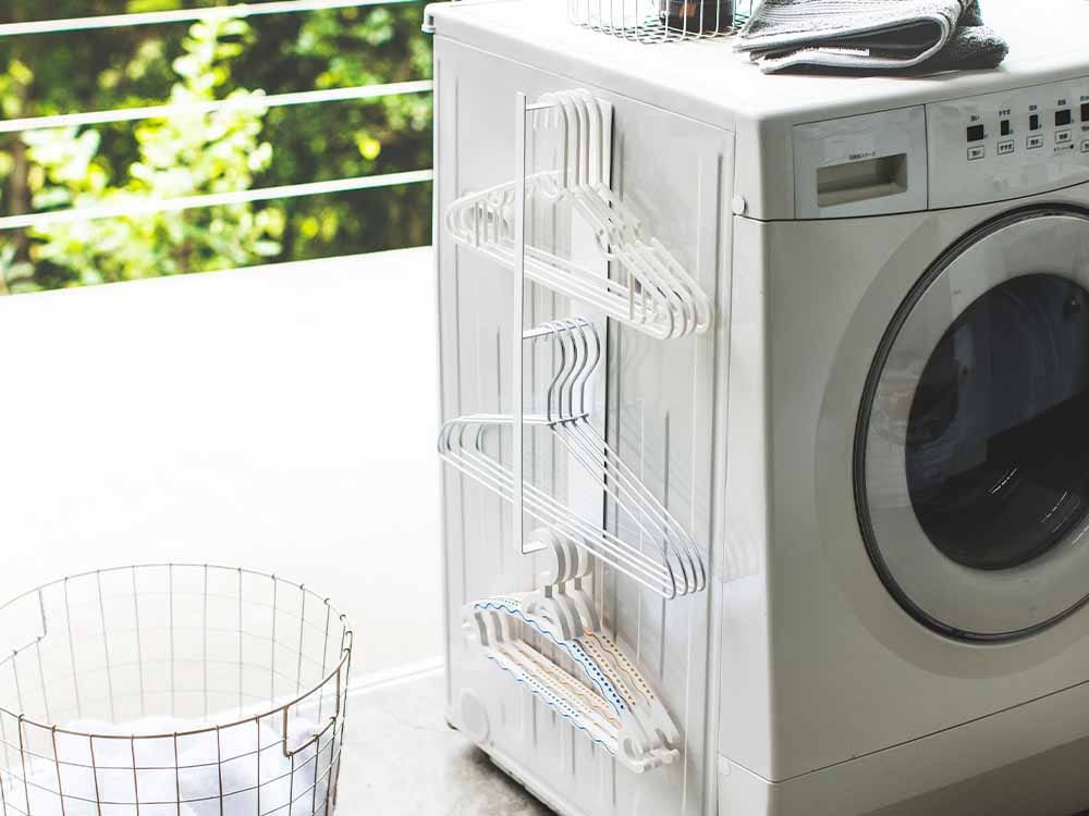 タワーYAMAZAKI製マグネット洗濯ハンガー収納ラック。スチールの2段タイプで銀色、マグネットとフック付きの壁面取り付け可能なデザイン