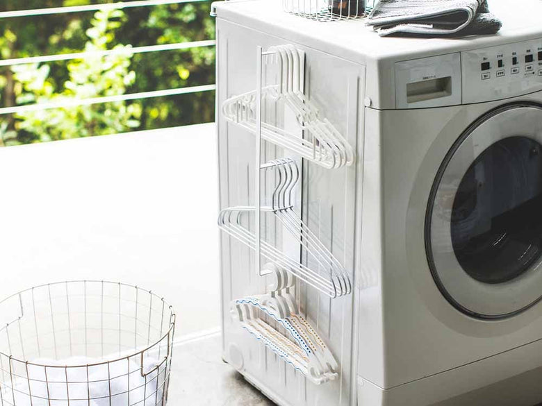 タワーYAMAZAKI製マグネット洗濯ハンガー収納ラック。スチールの2段タイプで銀色、マグネットとフック付きの壁面取り付け可能なデザイン