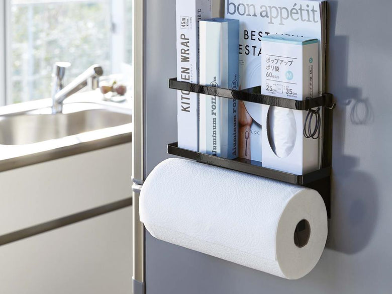 磁石で固定されたタワー型キッチンペーパー＆ラップホルダー