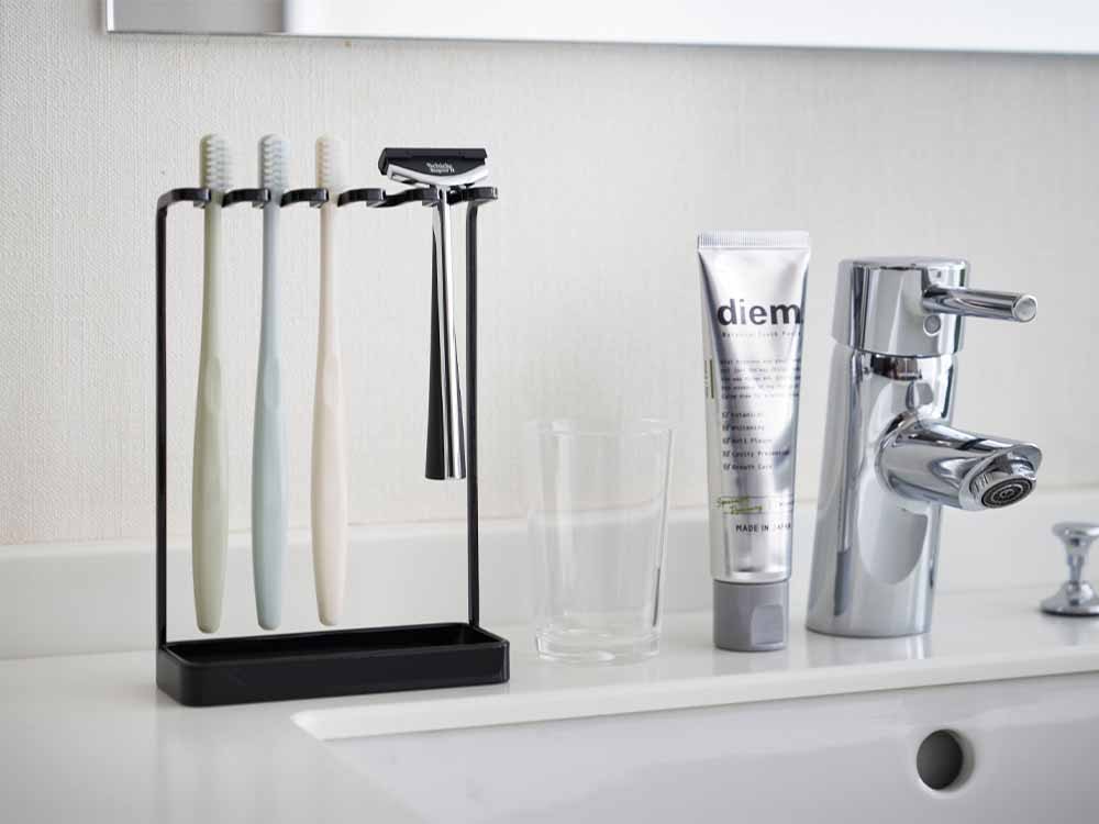 Yamazakiタワーの5連歯ブラシスタンドと歯ブラシ