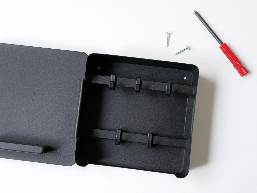 タワーRINマグネットキーフック2段が壁に取り付けられている様子