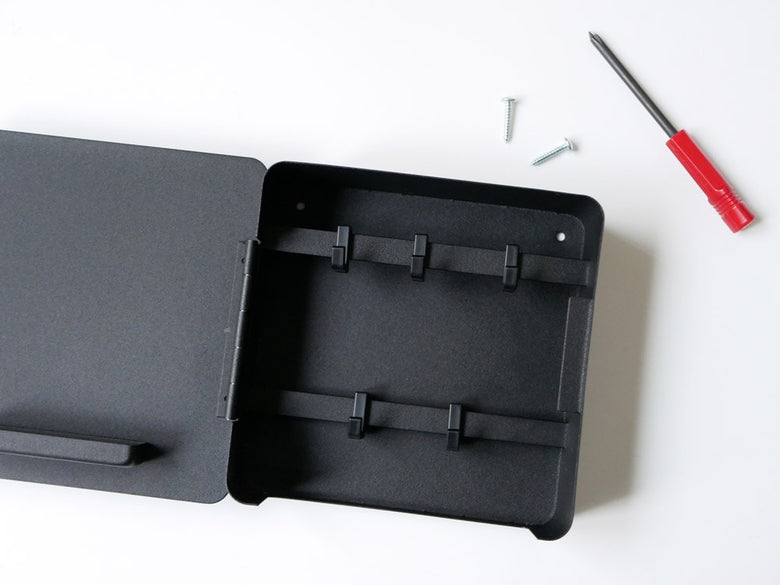 タワーRINマグネットキーフック2段が壁に取り付けられている様子