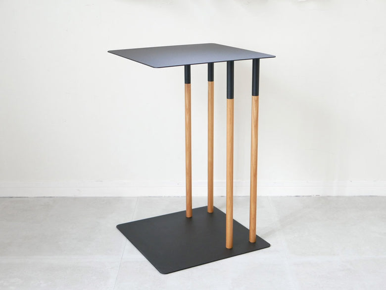 スチール天板と木製脚のプレーンサイドテーブル