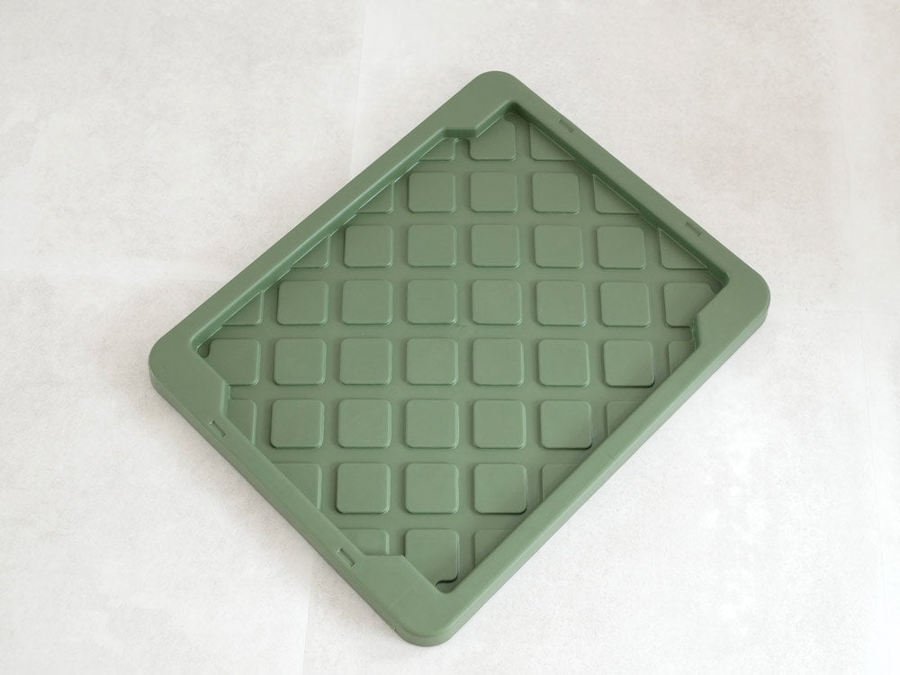 アデペシュのプラスチック蓋とキッチン用品が並ぶ画像