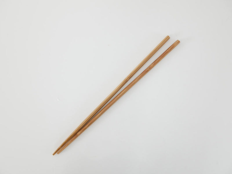 燕振興の孟宗竹製菜箸が並べられている