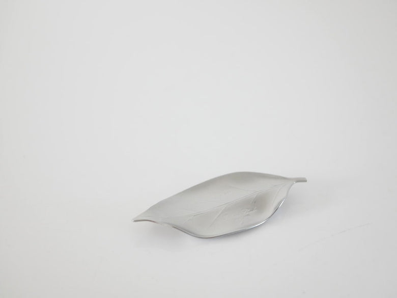 白いステンレス製の葉枝置き