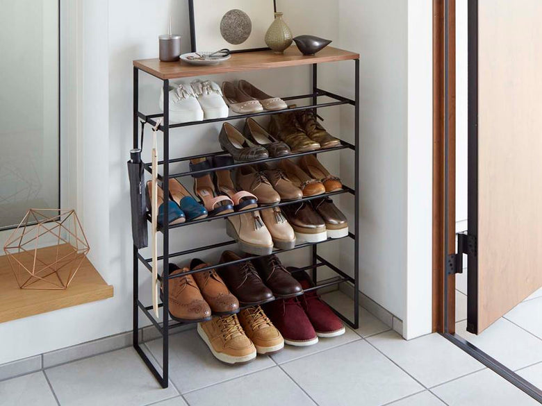 YAMAZAKI/towerの天板付きスチール製シェルフにレザー製シューズオーガナイザーを配置したシューズラック