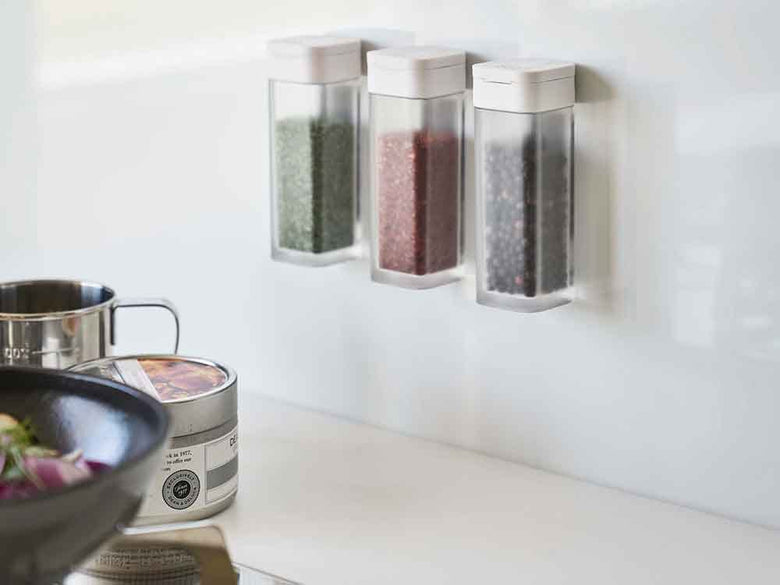 タワーの黒マグネットスパイスボトル