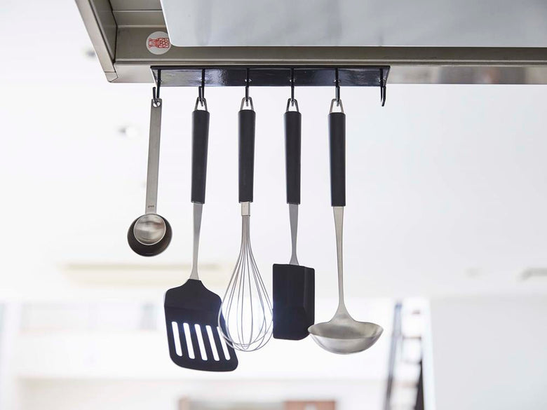 ヤマザキのマグネットレンジフードフックがレンジフードに取り付けられている