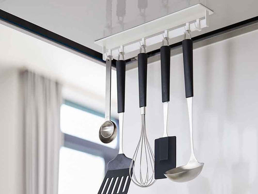 マグネットレンジフードフックプレートに調理器具が掛かっている