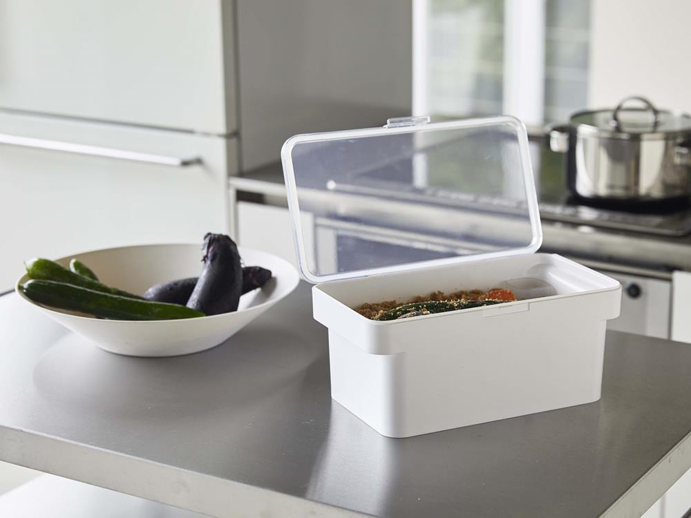 山崎タワーの密閉ぬか漬けケースと水取り器