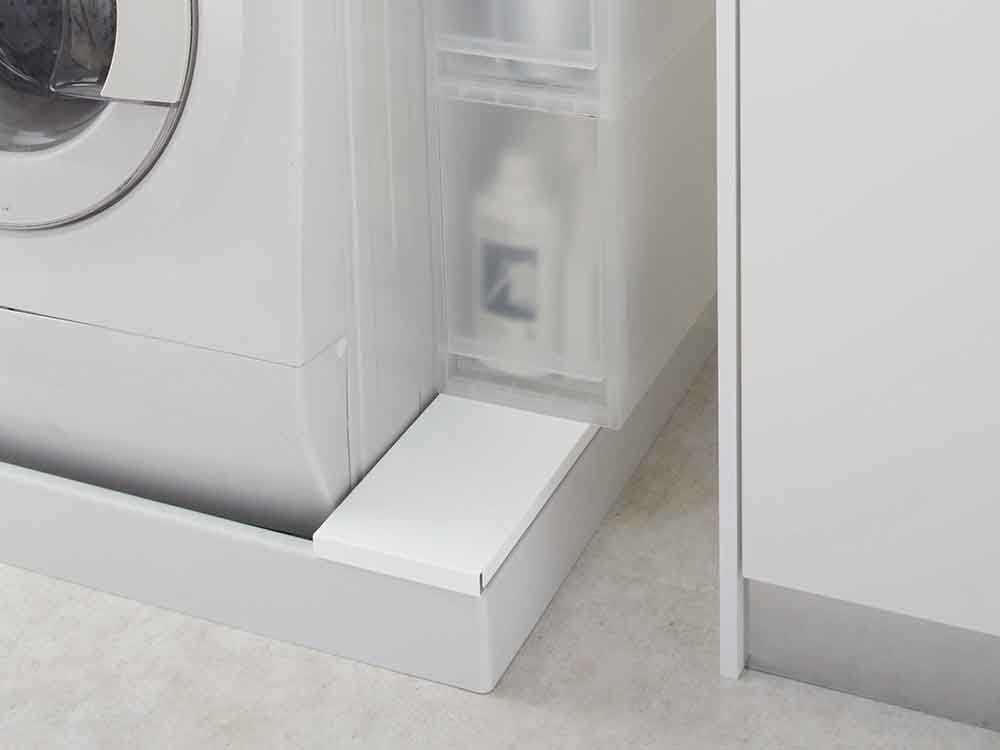 白色の洗濯機用防水パン上ラック