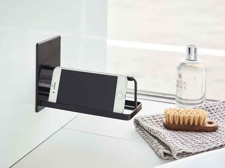 壁に取り付けられたマグネットスマートフォンスタンド