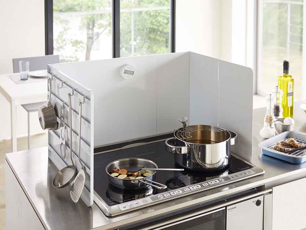 タワー伸縮レンジガードを設置したガスコンロ