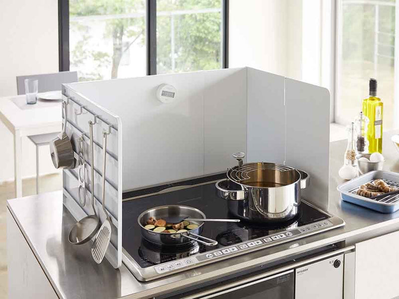 タワー伸縮レンジガードを設置したガスコンロ