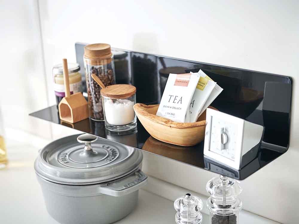 マグネットキッチン棚に陶器や食器が整然と配置されている