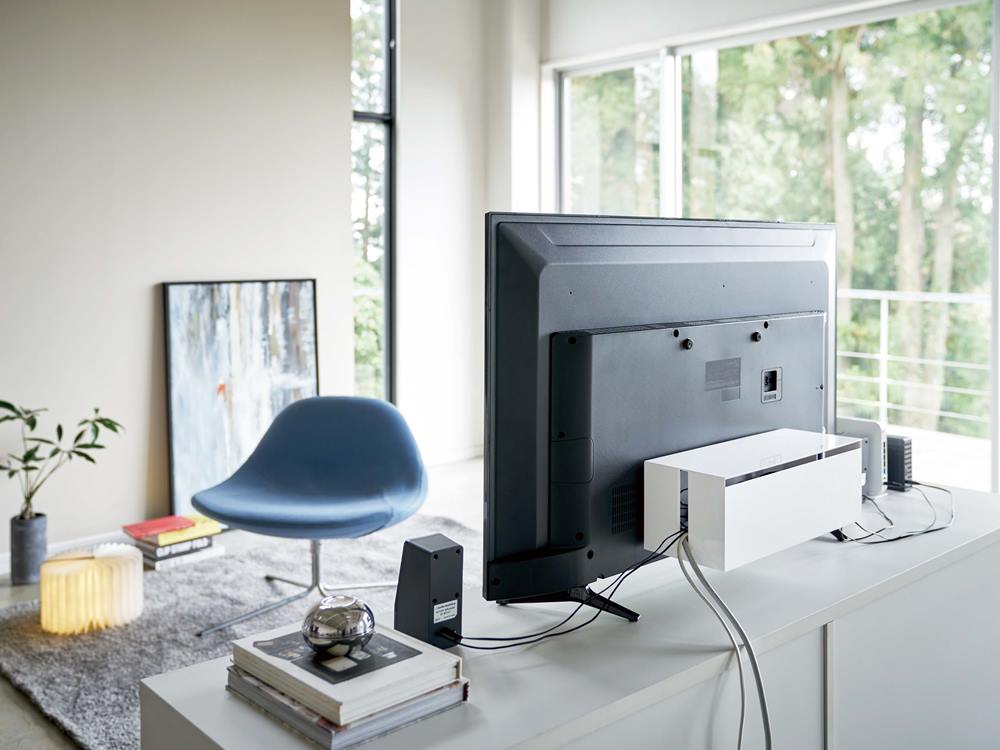 ヤマザキ製スマートテレビ裏ケーブルボックス