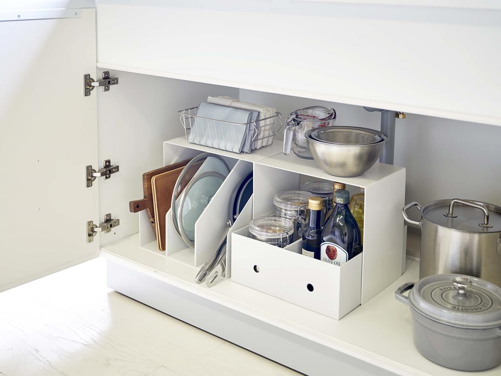 YAMAZAKIタワー収納ボックス2個が置かれたキッチン棚