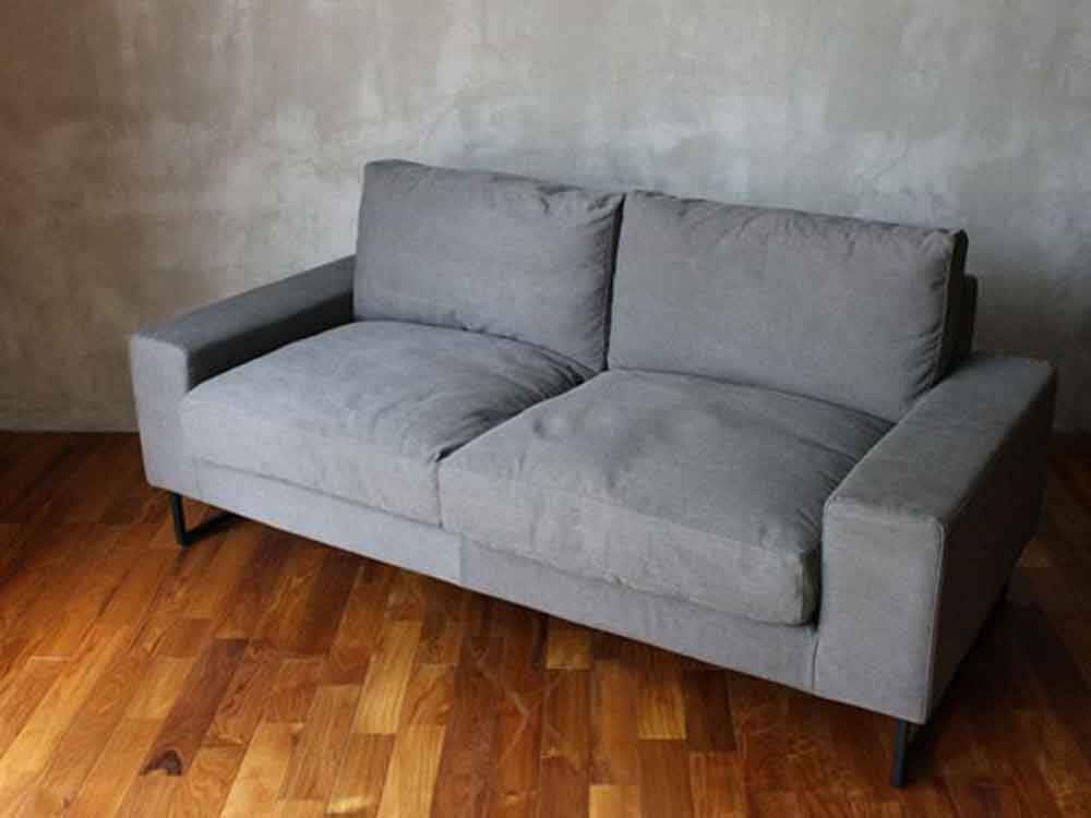 グレーのソファベッドが置かれたリビングルーム