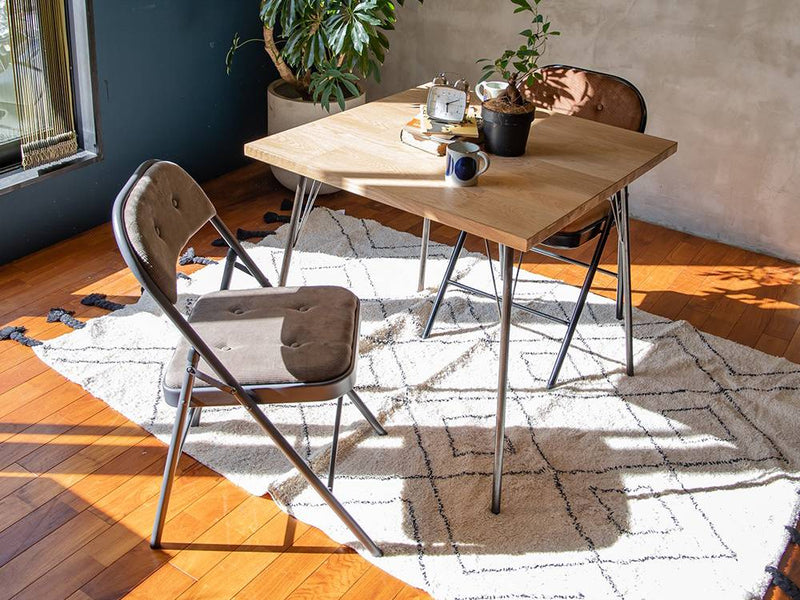 木製ダイニングテーブルとチェアのセット