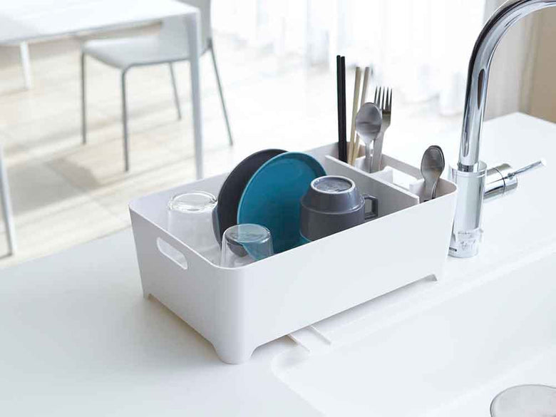 YAMAZAKI製タワー水切りバスケットがキッチンのシンク上に設置され、ABS樹脂とプラスチック素材で作られている様子