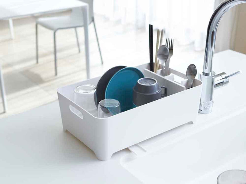 YAMAZAKI製タワー水切りバスケットがキッチンのシンク上に設置され、ABS樹脂とプラスチック素材で作られている様子