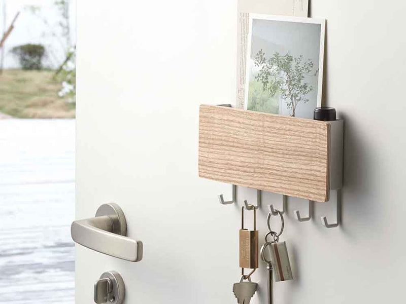 YAMAZAKI/RINの天然木とスチール製ホルダー付きマグネットキーフックが棚に取り付けられている様子
