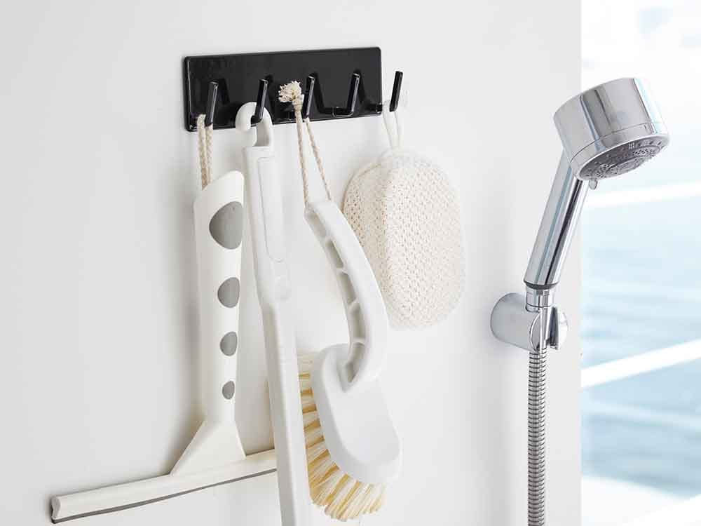 YAMAZAKI/towerのスチール製マグネットバスルームフック、幅18cmで浴室の壁に取り付けられている