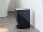 床に設置されたYAMAZAKI/towerのペダル式トイレポット。銀色のABS樹脂とスチールを使用したスタイリッシュなデザイン。高さ27.5cm、容量約3.9リットル。