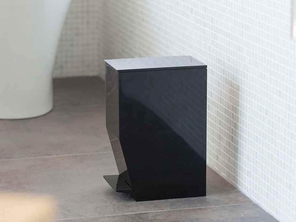 床に設置されたYAMAZAKI/towerのペダル式トイレポット。銀色のABS樹脂とスチールを使用したスタイリッシュなデザイン。高さ27.5cm、容量約3.9リットル。