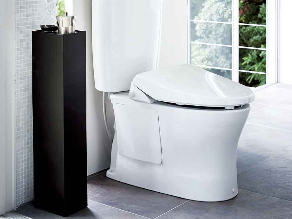 YAMAZAKI/towerブランドのスリムトイレラック、シルバー色のスチール製トイレ用収納ラック