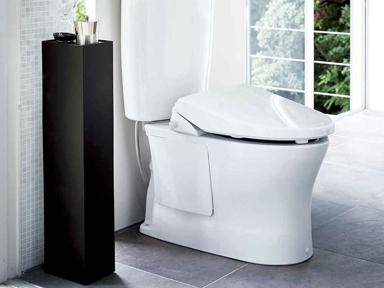 YAMAZAKI/towerブランドのスリムトイレラック、シルバー色のスチール製トイレ用収納ラック