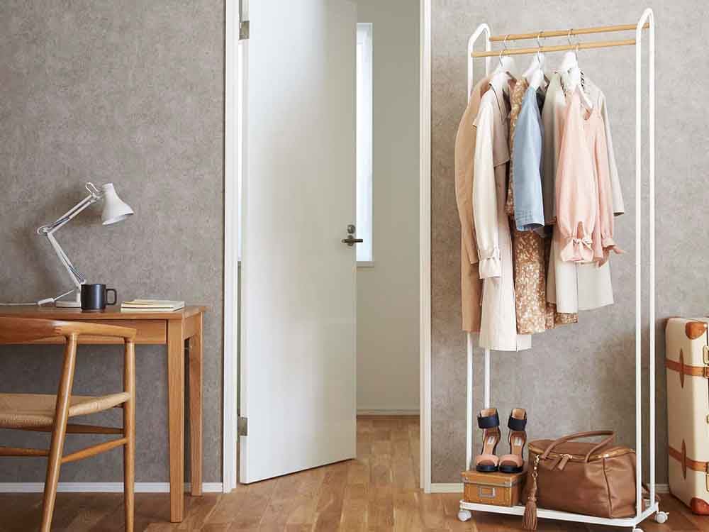 YAMAZAKI/tower製キャスター付きハンガーラック。木製クローゼットスタイルで衣類を整理する棚が備わっています。