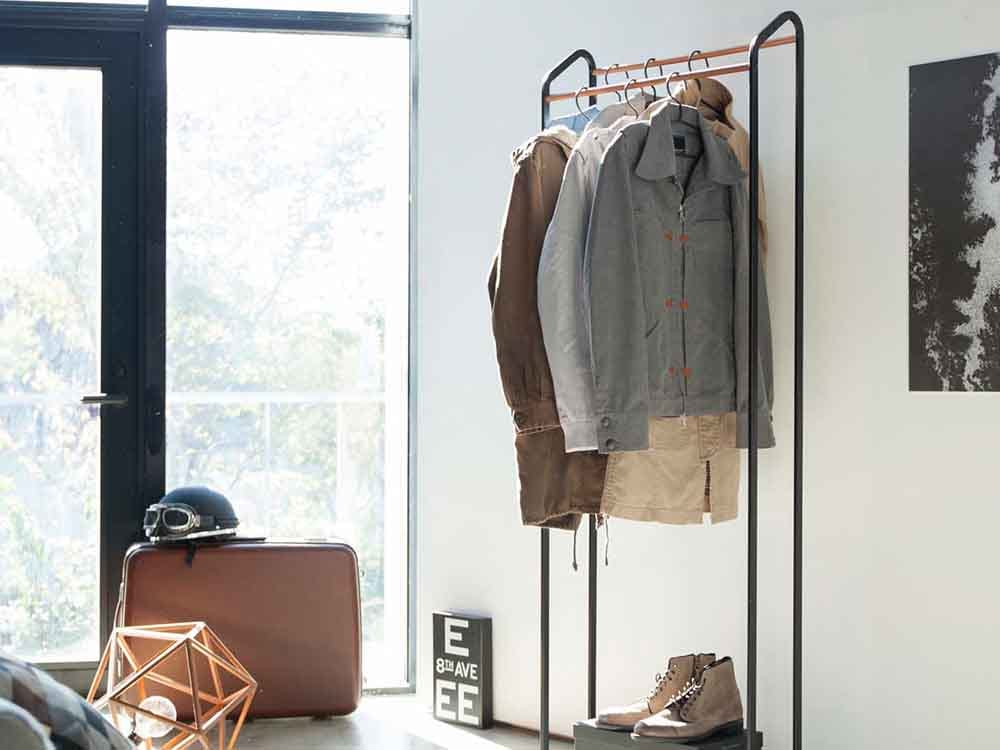 キャスター付きYAMAZAKI/towerのハンガーラック。スチールと天然木を使用した収納用家具。