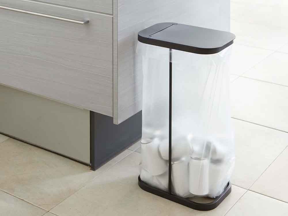 LUCEの分別ゴミ袋ホルダーがキッチンに設置されている