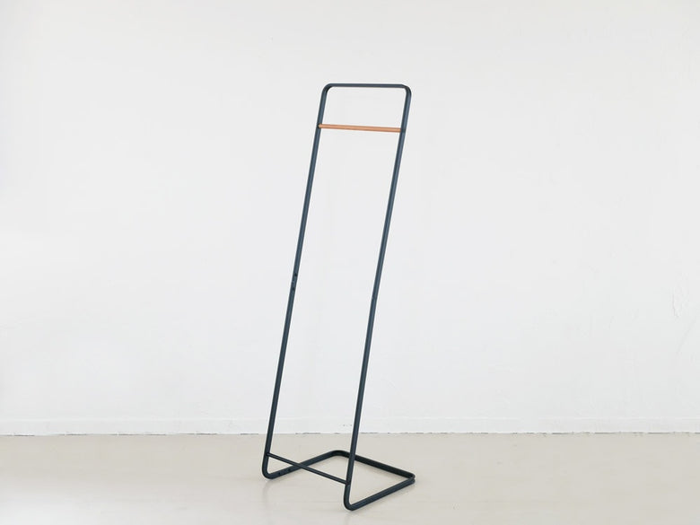 YAMAZAKI/towerのタワーKDコートハンガー、スチールと木製バー