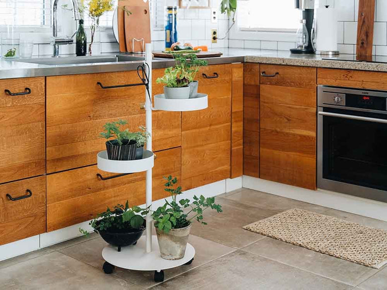 キッチンキャビネットに取り付けたドローアラインのムーヴロッド