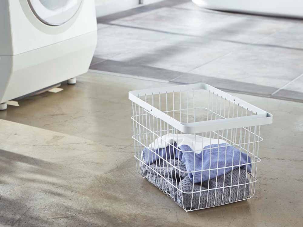 Yamazakiタワートスカのスチール製メッシュランドリーワイヤーバスケット。家庭用洗濯物収納に最適な銀色の収納バスケットが写っています。