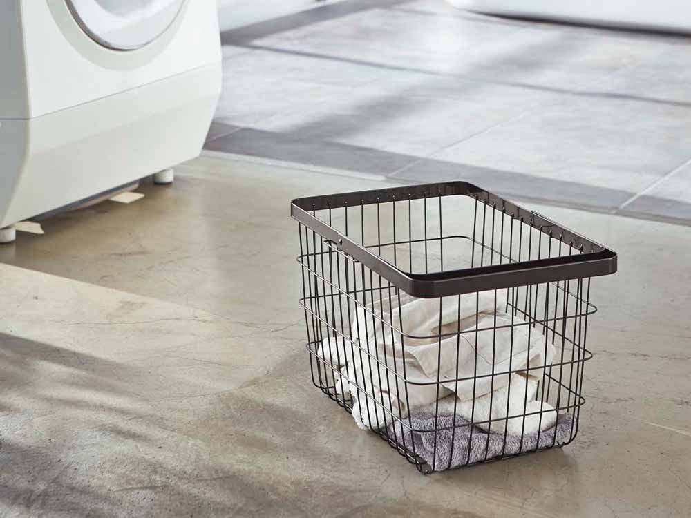 Yamazaki Tower Toscaの銀色スチール製ランドリーワイヤーバスケット。メッシュデザインで洗濯物を効率的に収納できる家庭用収納バスケット。