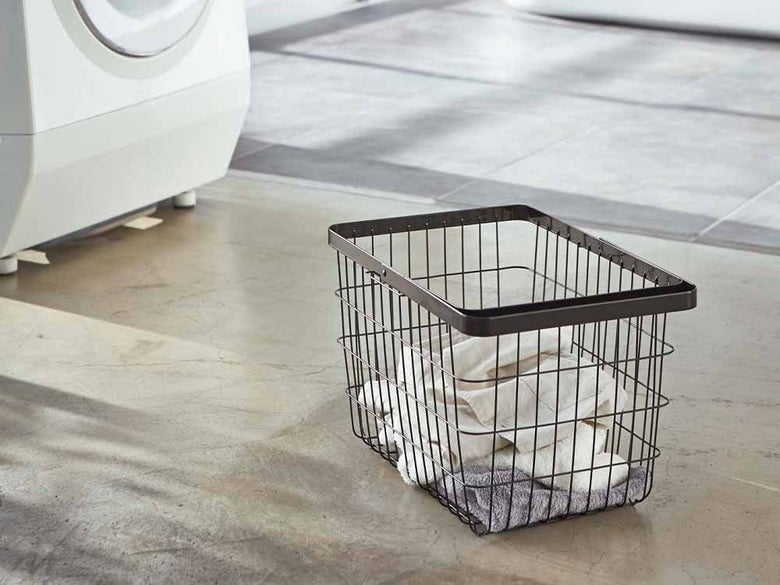 Yamazaki Tower Toscaの銀色スチール製ランドリーワイヤーバスケット。メッシュデザインで洗濯物を効率的に収納できる家庭用収納バスケット。