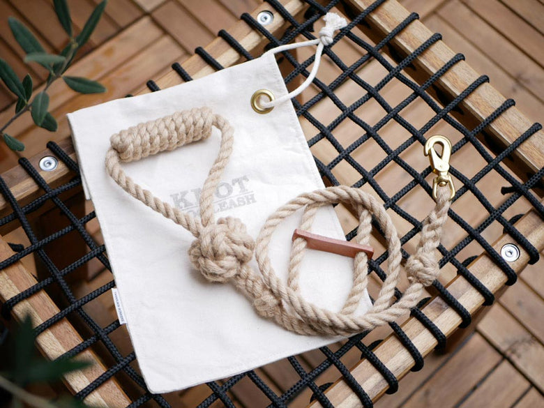 TOOLS FOR THE DOG製ドッグリード。自然素材のロープとツイン、チェーンを使用し、バスケット型ハンドルとプランクが組み合わさった手結びの結び目が特徴的な日本製リード