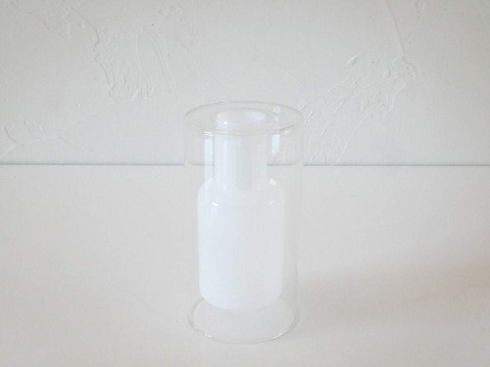 POSH LIVINGの透明なガラス製フロートベース、シルバーの装飾が特徴的な円柱形