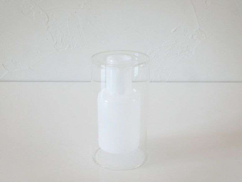 POSH LIVINGの透明なガラス製フロートベース、シルバーの装飾が特徴的な円柱形