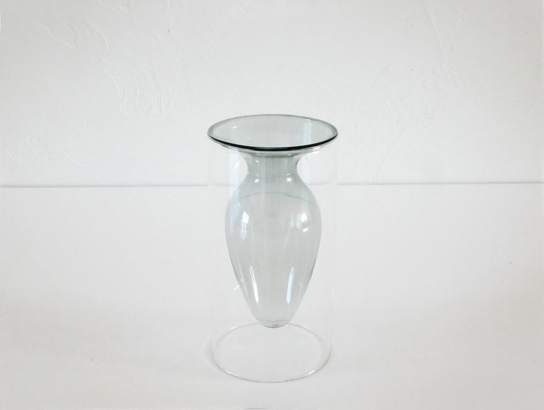 ポッシュリビングの透明なガラスフロートベース。シンプルでエレガントなデザインが室内を飾る