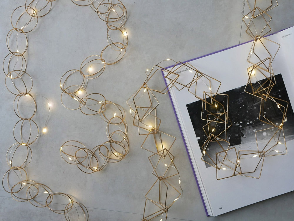 ホーンプリーズ製 LEDライトワイヤーガーランドが三角形に配置されたクリスマス用装飾