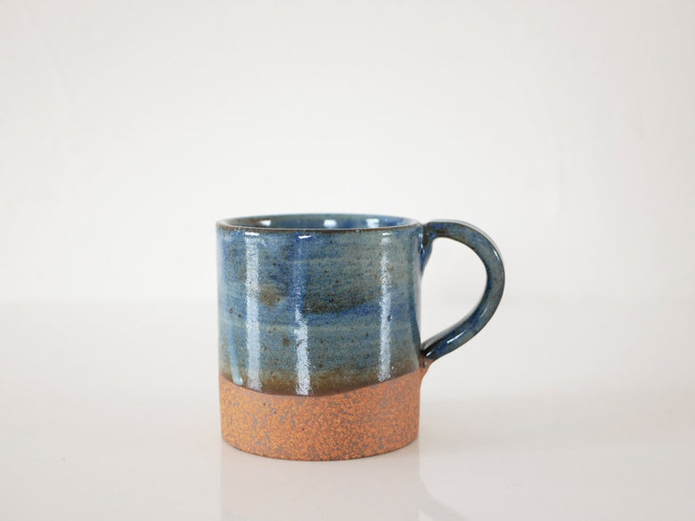 青い陶器のマグカップ