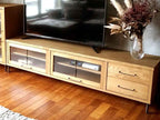 リビングに置かれたオーク製テレビボードとテレビ