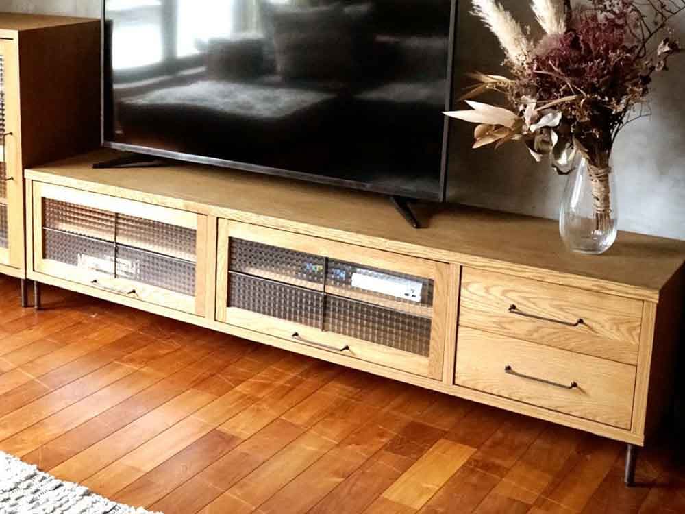 リビングに置かれたオーク製テレビボードとテレビ
