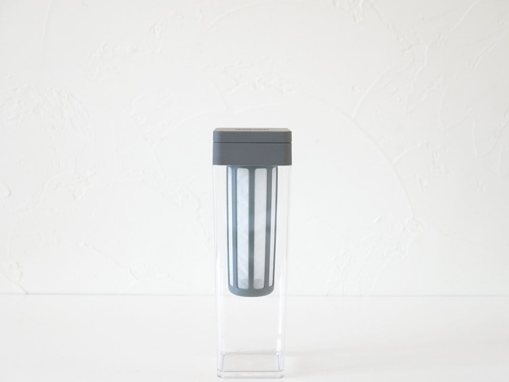 サラサデザインの透明なプラスチック製シリンダー型ウォータージャグ。1.2リットル容量で水出しフィルター付き